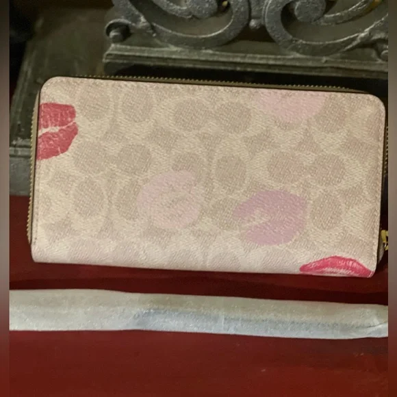 COACH NWT Long Zip Around Wallet In Signature Canvas With Lips Print